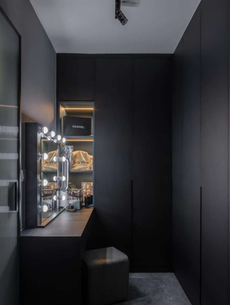 Modern Luxury Interior Design Ideas for HDB Homes in Singapore 11 4-room-resale-hdb-Yishun-Ring-modern-make-up-space